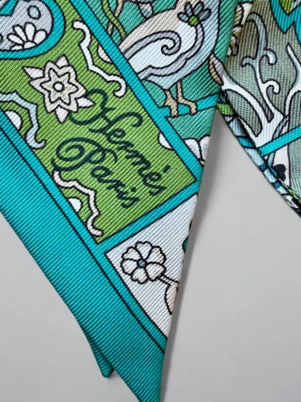 Hermes Blue Turquoise Au Pays des Oiseaux Fleurs Silk Twilly Scarf